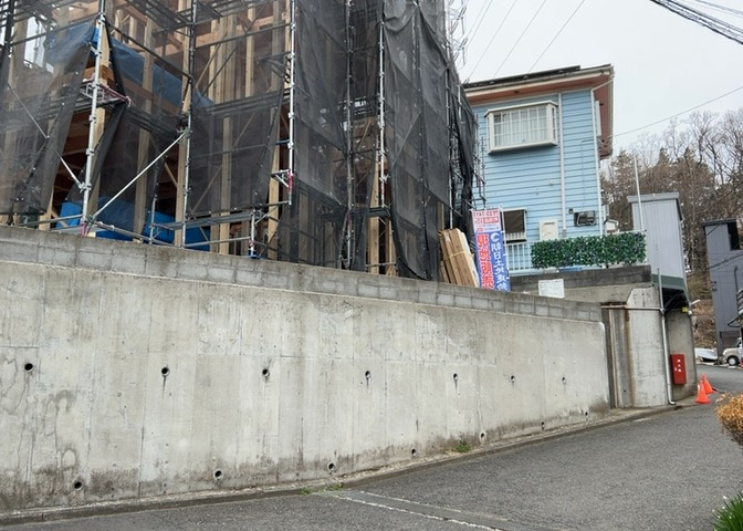 お持ちの車種によっては前面道路が広い方が便利でしょう。しかし、前面道路が広ければその分交通量が多くなるため、騒音などが気になる場合があります。実際に現地を見学し、周辺交通量や騒音などを確認しましょう！
