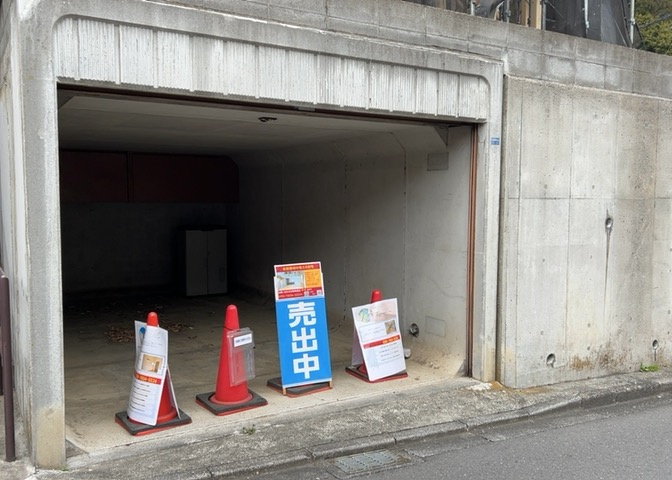 駐車場と明記されていても、最小スペースでつくられた駐車場だと大型車は駐車できなかったり、出入りしにくくなったりする可能性があります。お車のサイズと購入したい物件の駐車場のサイズを現地で確認しましょう。