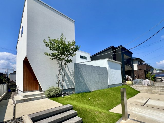 駐車場3台確保。外部からの視線を遮る壁が、モダンな暮らしを守ります。