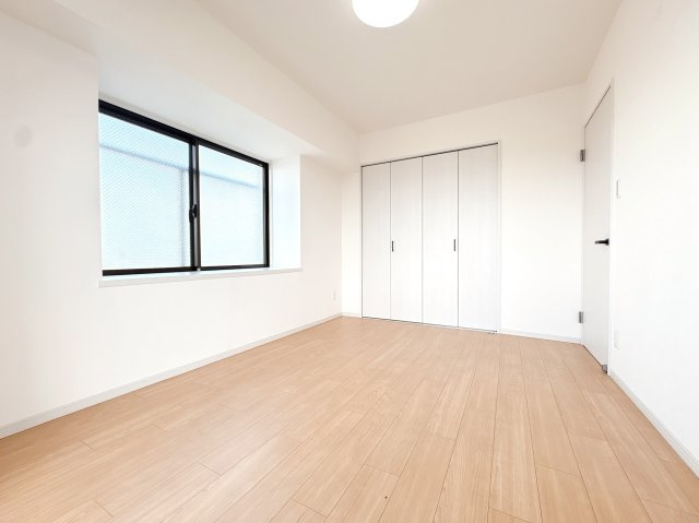 西側洋室の別角度になります♪