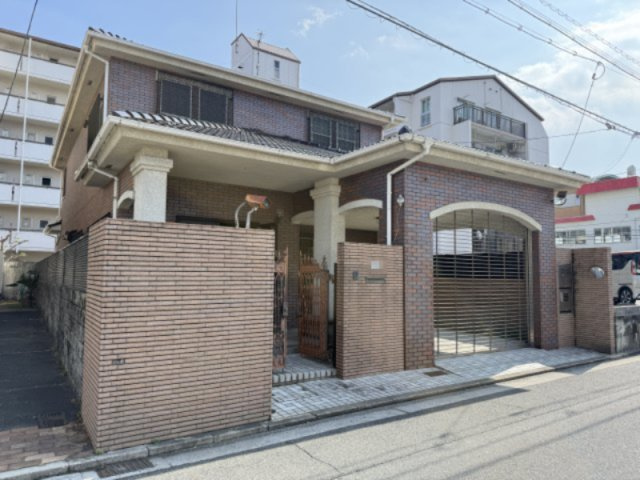 現況建物があることで、敷地のボリューム感や道路との位置関係を現地で確認しやすい物件です。67.75坪のゆとりある敷地は、建替え用地としてもさまざまな建築プランをご検討いただけます。住環境も良好です。
