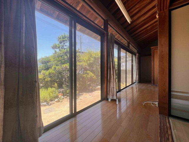 日当たりが良く、庭を見ながらくつろげる縁側