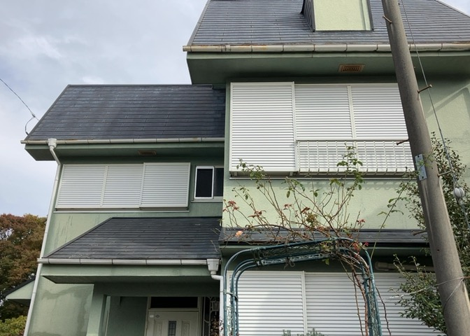 バルコニーは、室外の専用スペースのうち、「屋根がなく開放された空間」であるものを指します。ベランダより広いタイプのものが多く、日当たりもよいため家庭菜園などを楽しみたい人にとって適した環境となります。