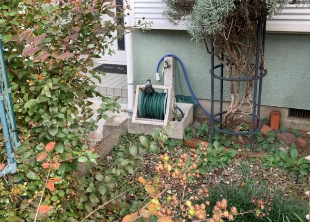 敷地内に散水栓や立水栓があると便利です。水道水を直接利用できるため、水を運ぶ手間を省くことが出来ます。大量の水を必要とする洗車作業や清掃などに役立ちます。その他設備とあわせて、現地でご確認ください。