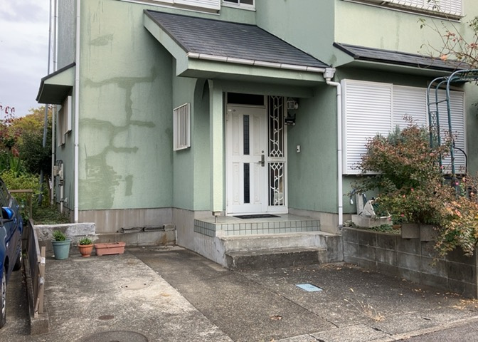 床下換気口は、床下に湿気がこもることを防ぎ、効果的に換気を行うために設置されています。床下換気口が設置されていない建物は、基礎パッキング工法などにより換気を行なっています。詳細は現地でご確認ください。
