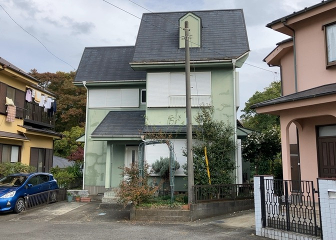 道幅が広い場所は日当たりや風通が良好です。幅が広いのですれ違いも可能ですし大きな車でも駐車可能！一方で、大型車が通ることも多くなるため交通量の増加により騒音に繋がります。また土地の値段が高くなります。