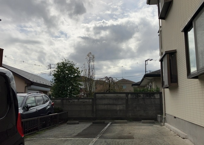 桜や紅葉の名所に出かける人は多いと思いますが、家にいながら季節の移ろいを感じる生活を送りませんか？リビングや窓から見える景色が生活を彩るワンポイントに！現地から見える景色を堪能してみては如何でしょう。