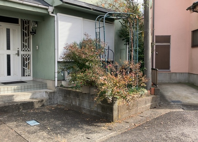 庭があることでガーデニングや家庭菜園はもちろん、こどもの遊び場やペットを放して遊ぶことができます。また、家の周囲に余裕があるということです。隣地との間があれば、十分な日当たりと、風通しが確保できます。