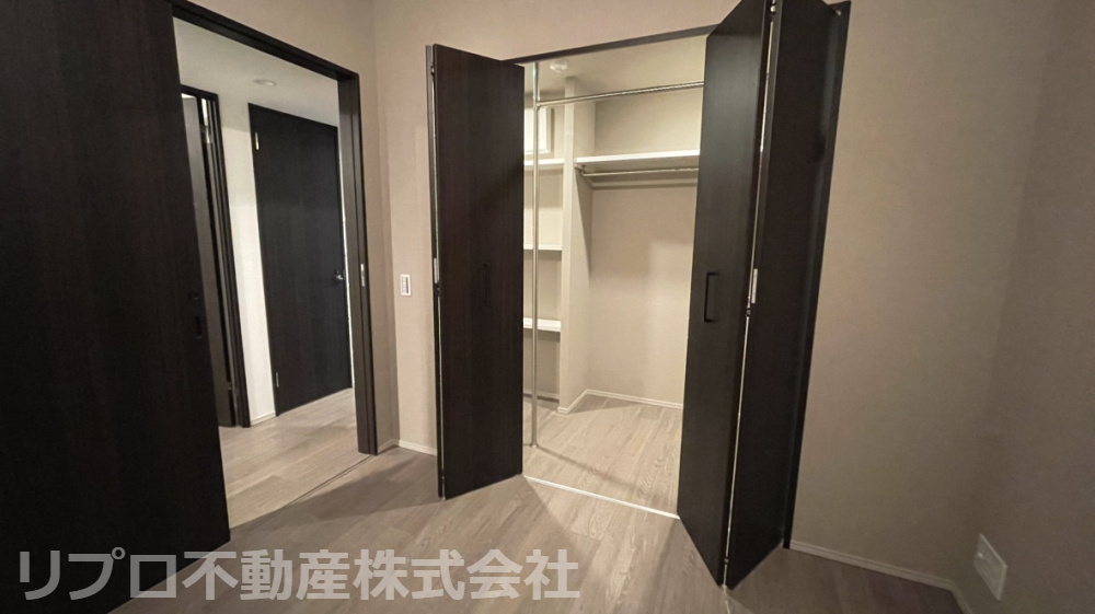 主寝室に隣接したウォークインクローゼットは家族全員の収納として便利♪　