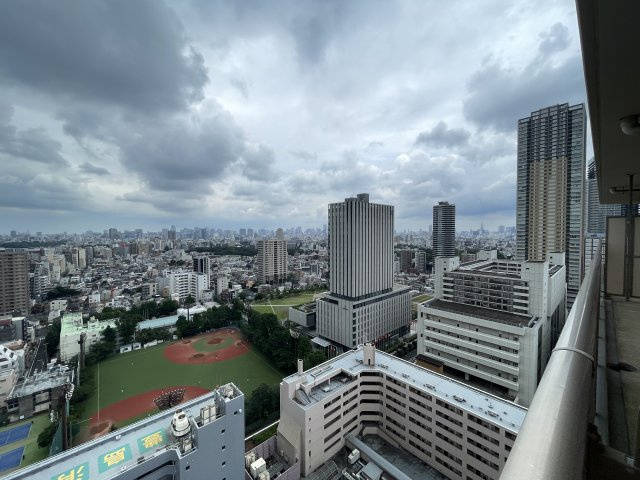 前面棟無しで南東向きのバルコニーは、陽当たり・通風・眺望良好です。