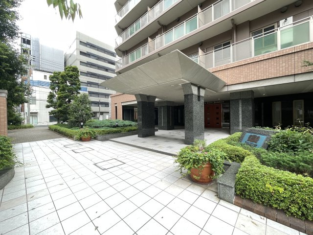 マンションの顔でもある、高級感漂うエントランス。　