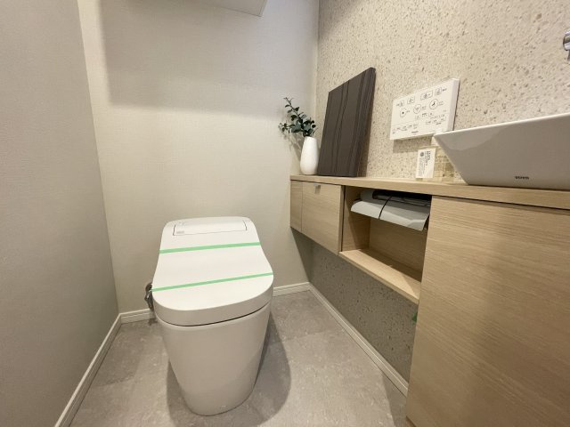 収納棚が設置されており、床にストックを置く必要がなく掃除も楽々。　