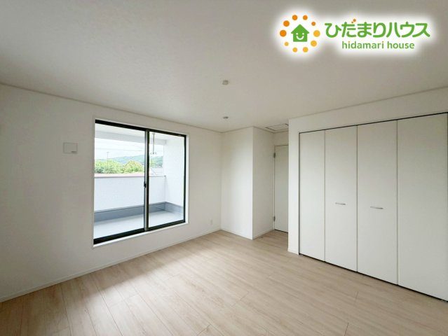 バルコニーに面していて、たっぷり光りの入る明るい主寝室です！