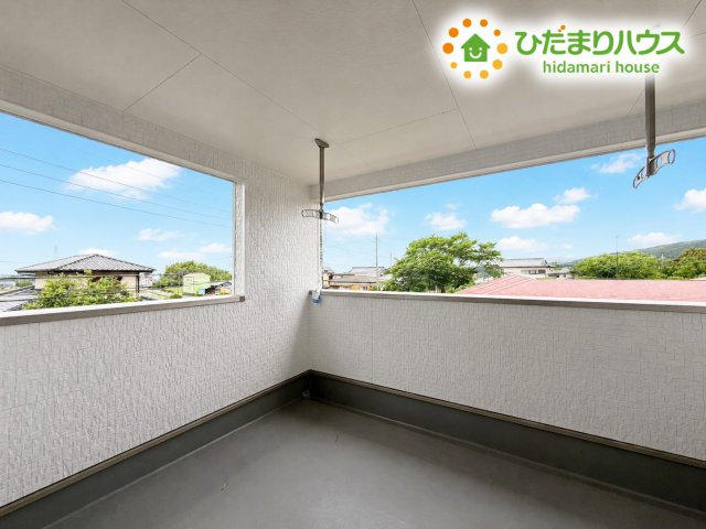 広々としたバルコニーは、大量の洗濯物を干しても余裕！お布団だって、家族全員分をいっきに干せますね(^O^)