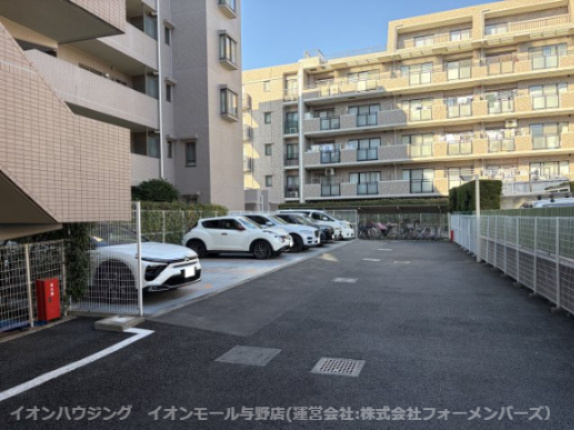 出し入れしやすい、ゆとりの敷地内駐車場です