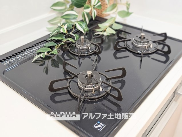 【gas　stove】◆ガスコンロ◆使い勝手に配慮されたガスコンロを備えたキッチン。火力調整がしやすく、毎日の調理がスムーズに進み、家事の時間を心地よく支えてくれます