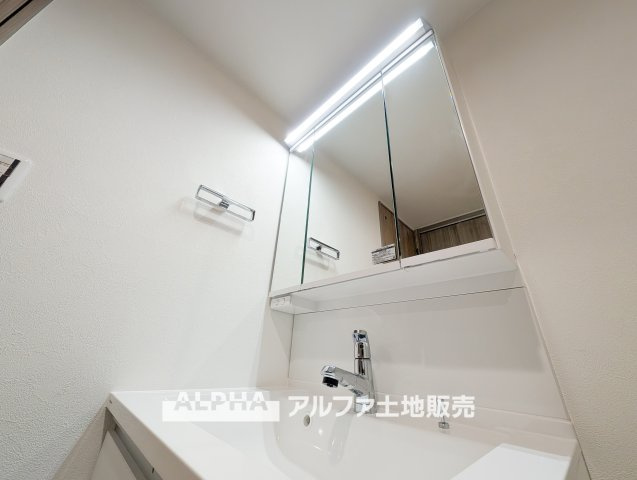 【Vanit】◆洗面台◆身支度がしやすい洗面台は、収納力にも配慮した設計。朝の準備から帰宅後まで、家族みんなが使いやすい空間です。