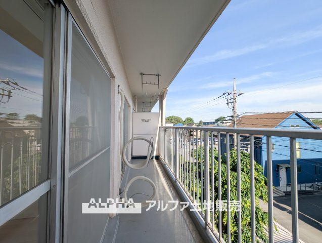 【Balcony】◆バルコニー◆日当たりの良いバルコニーは、洗濯物がよく乾くだけでなく、外の空気を感じながらひと息つける場所。暮らしに心地よい余白をもたらします。