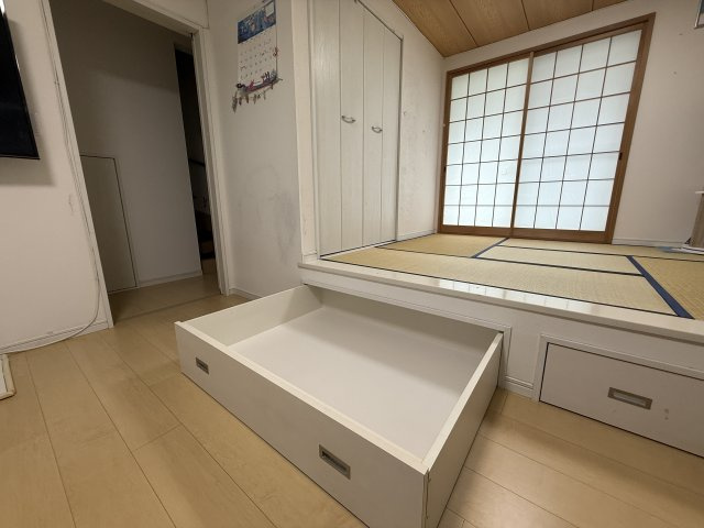 小上がりの和室にはたっぷりの収納が！