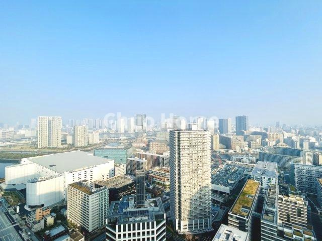 手を伸ばせば、ふれることが出来そうな環境が、そのままインテリアになったような印象です。その豊かな眺望にふさわしい空間には、通風・採光にも優れ、心地よい光と風があふれています