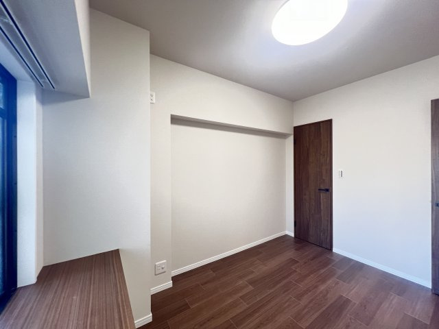 落ち着いた色調の洋室です