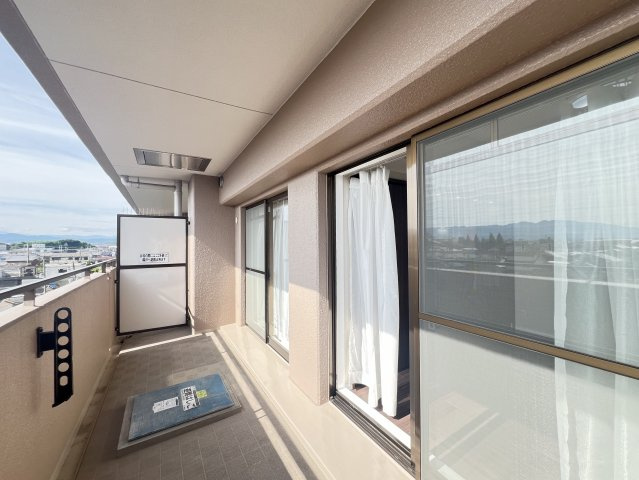 落ち着いた時間を過ごせるバルコニーです
