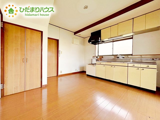 リビング・ダイニングは白を基調としたシンプルな空間。　雑貨やこだわりの家具など、レイアウトも自由に楽しめます！