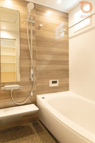 【ondo建物プラン例/浴室】　ホテルライクな落ち着きある色合いの浴室。足を伸ばしてくつろげる浴槽が、一日の疲れをやさしく癒します。