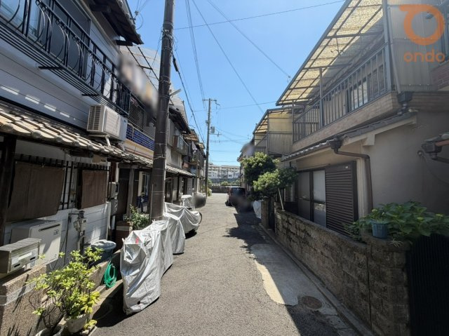 【前面道路含む現地写真】　全面道路幅員：約4.21m　閑静な住宅街に位置する、落ち着いた住まいです。
