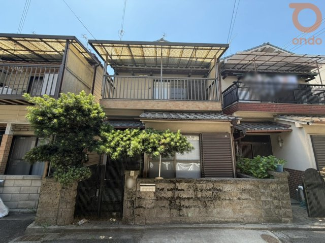 【現地外観写真】　閑静な住宅街に位置する、落ち着いた住まいです。