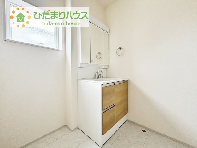 三面鏡の大きな鏡は憧れます(^^♪鏡の後ろは収納となっていて、細かいものでも収納できるのでスッキリと整理できます！
