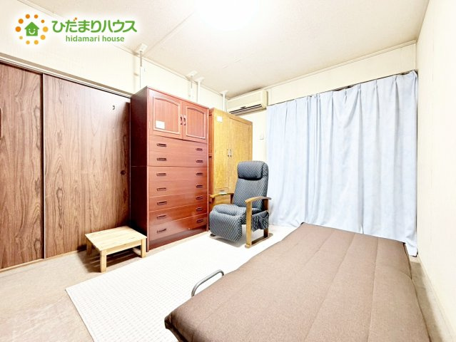 壁紙はシンプルで清潔なホワイトで統一しています。朝の光をたっぷり浴びながら一日をスタート！目覚めは明るくあたたかな場所で。