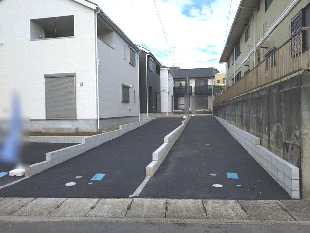 旗竿地（間口約3.0ｍ）　南西側約6.8ｍ公道　駐車4台（車種によります）
