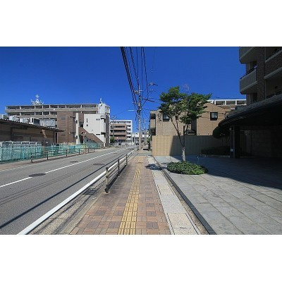 歩行者道路もしっかりある前面道路です♪