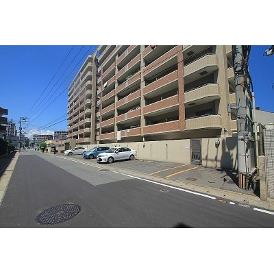 前面道路もゆとりがあり出入りが楽らくです♪