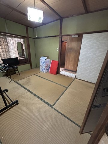 1F玄関横の和室6畳です。