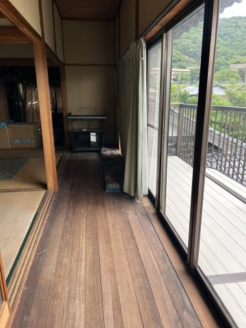 2階の廊下も縁側のような作りです。見晴らしも良く落ち着きます