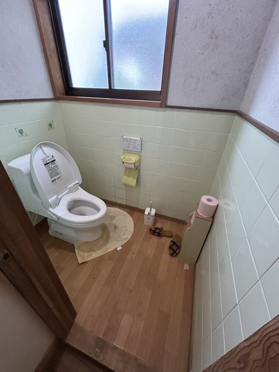 器具は新しくありませんが、広めのトイレです。