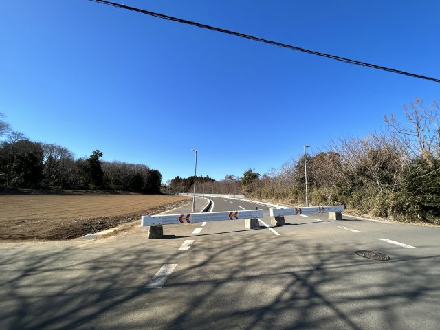 前面道路は408号線へ開通予定です