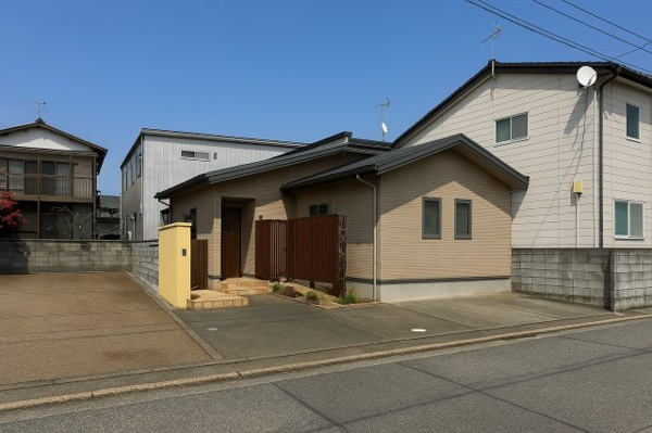 【東区長者町 中古戸建の前面道路含む現地写真】