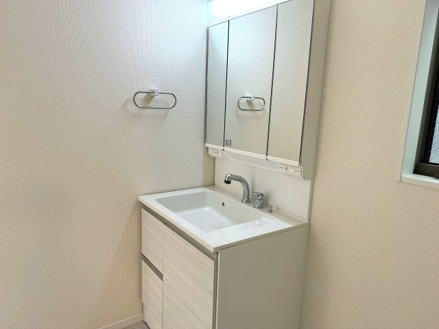 ～3面鏡付きの独立洗面台　細々している物をスッキリ収納出来ます～