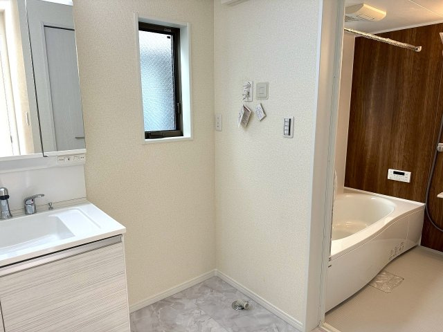 ～窓付きで明るい洗面所　換気もしやすいです～