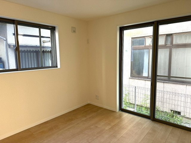 ～1階5.25帖の洋室　2面採光で明るいお部屋です～