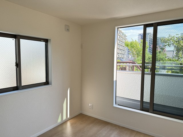 ～3階5.25帖の洋室　2面採光で明るいお部屋です～