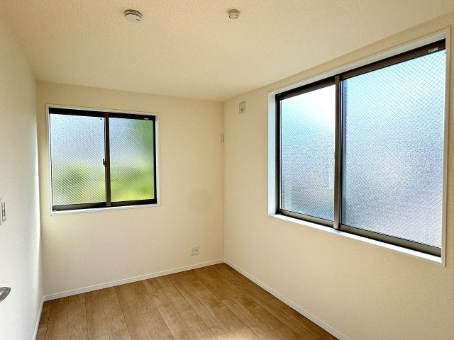 ～3階5.63帖の主寝室　2面採光で明るいお部屋です～