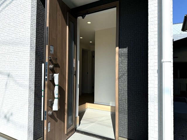 ～玄関は安心のWロックキーを採用～