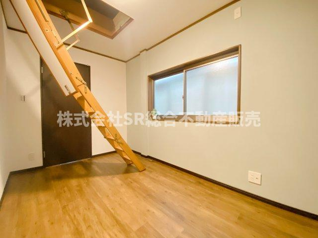 2F・北側洋室5帖。お子さんのいるうちは子供部屋に使ってはいかがでしょうか