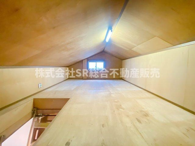 容量たっぷりの屋根裏収納がございます♪
