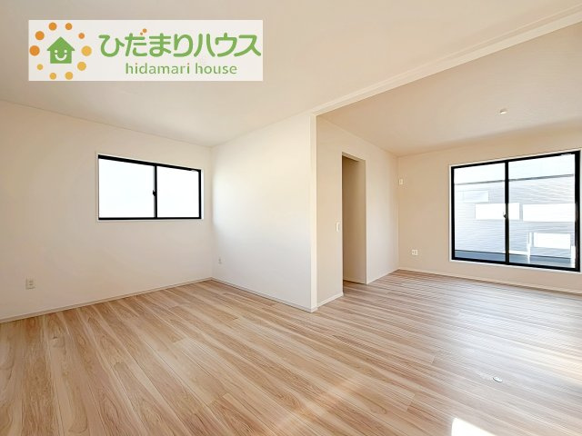 バルコニーに面していて、たっぷり光りの入る明るい主寝室です！