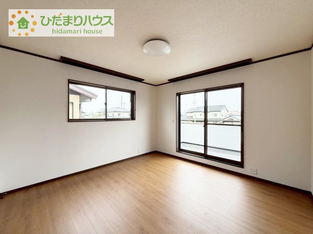 バルコニーに面していて、たっぷり光りの入る明るい主寝室です！